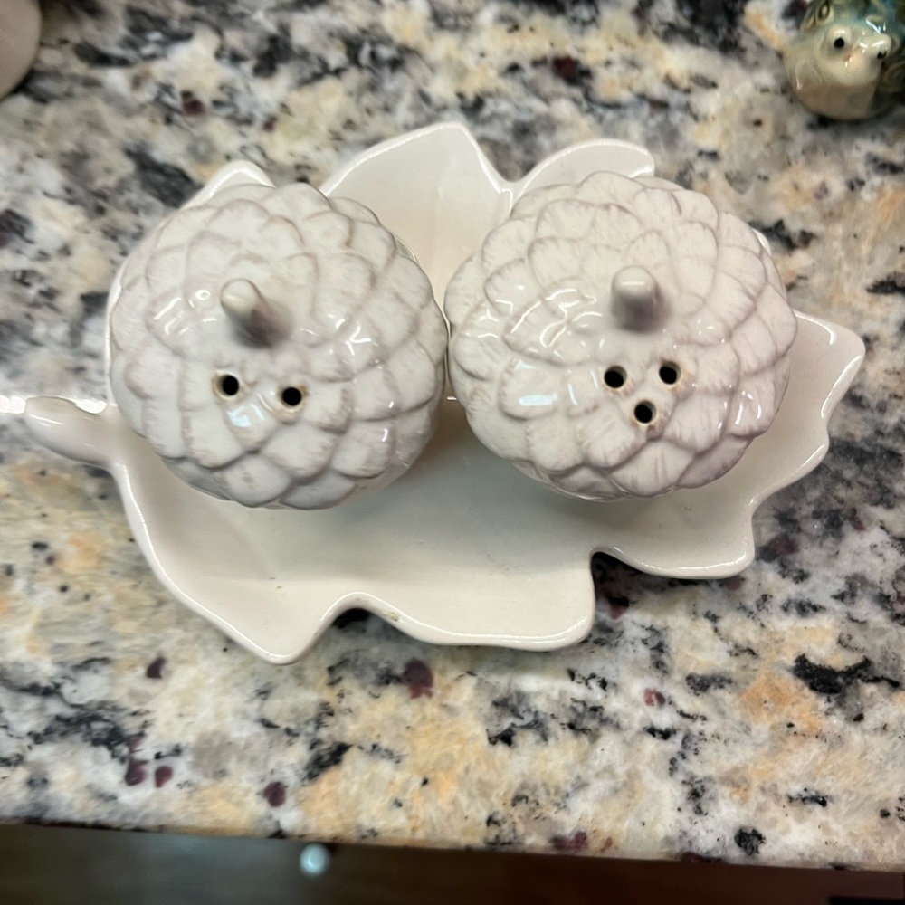 Acorn salt and pepper shakers